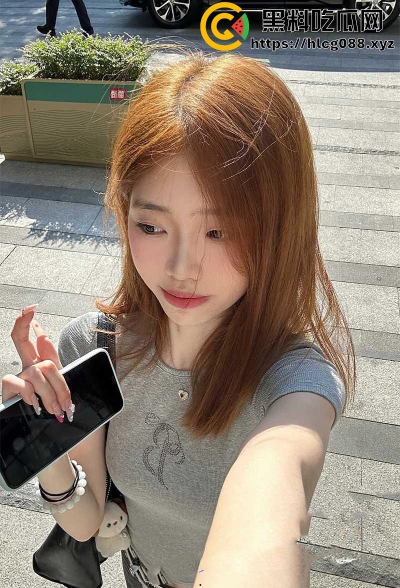 网络PK输了拔逼毛，精神小妹【黄毛飘飘】自拍逼毛一根根拽，疼得嘀咕还骚得要命，这神仙玩法谁顶得住啊！-2