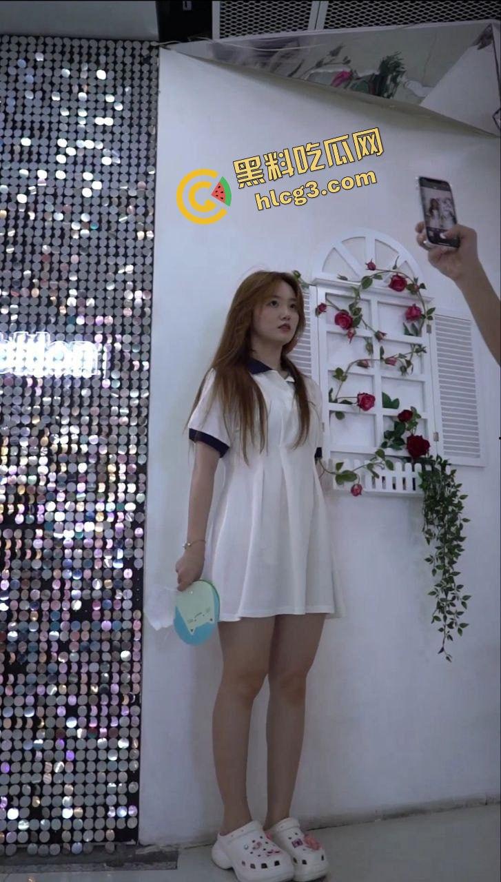 街拍裙底大合集！看看你七夕的想操的白月光女神 下面都花了哪些心思-8