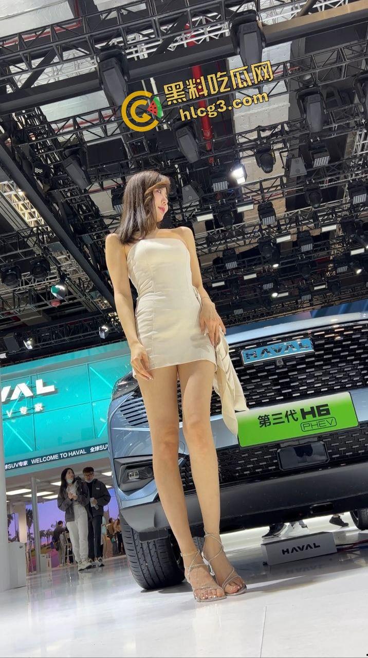 街拍裙底大合集！看看你七夕的想操的白月光女神 下面都花了哪些心思-10