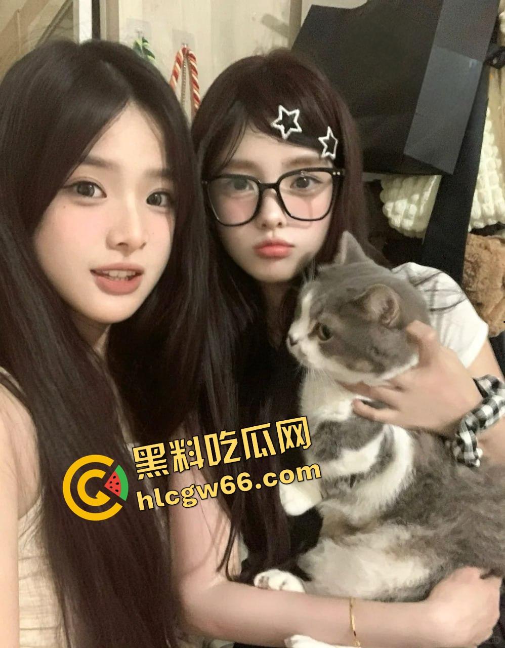 长沙兰博基尼富二代酒店双飞姐妹花，俩骚婊抢鸡猛舔争上位，奶子挺臀圆口活爽爆，舔脚自拍被曝光！-3