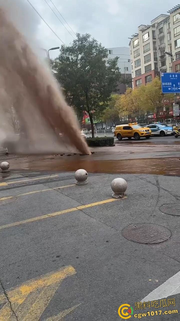 山西太原晋煤悦城，暖气主管道破裂嗷嗷喷水，高温热水裹挟泥沙喷涌而出，水柱高达数米 ！-4