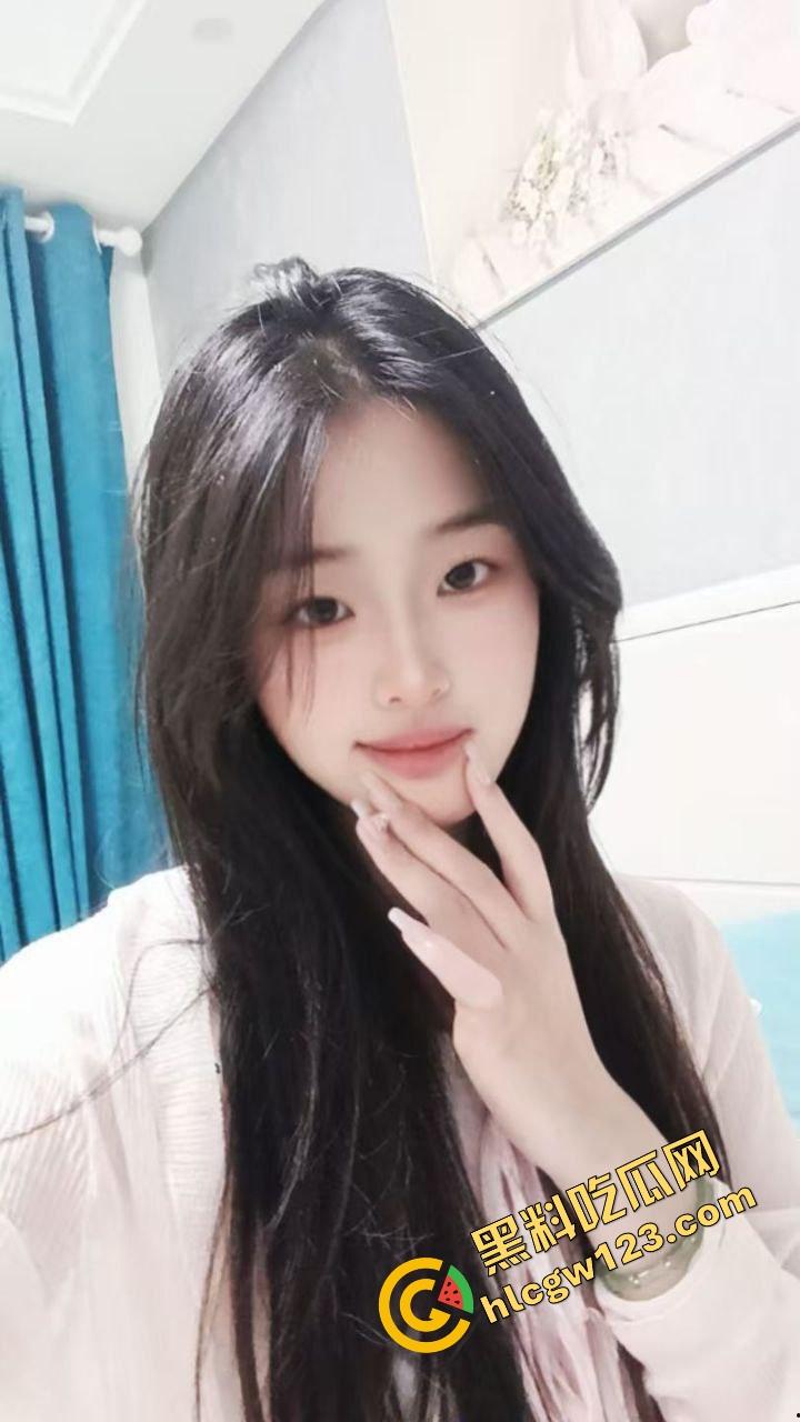 怒火攻心版路边操逼现场曝光，小伙脱裤就插当街透女友批，环卫大爷看傻，快枪十秒完事操完提裤就走！-2