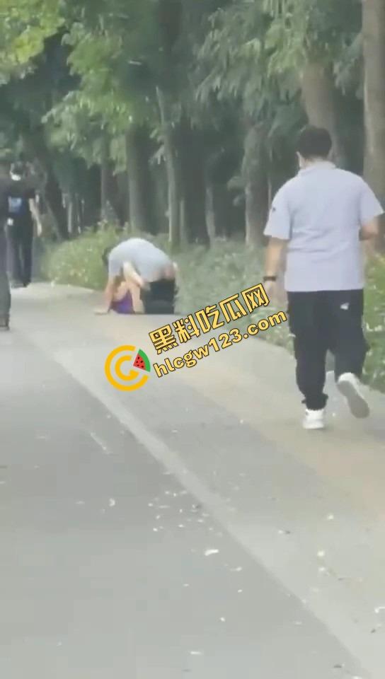 怒火攻心版路边操逼现场曝光，小伙脱裤就插当街透女友批，环卫大爷看傻，快枪十秒完事操完提裤就走！-7