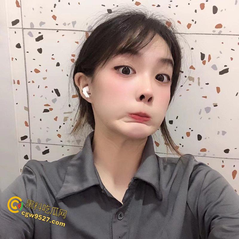 杭州清纯嫩妹【吴雨萌】，废物男友想上却硬不起来，细狗疲软只能脖子种草莓，好逼又被糟蹋了 !-3