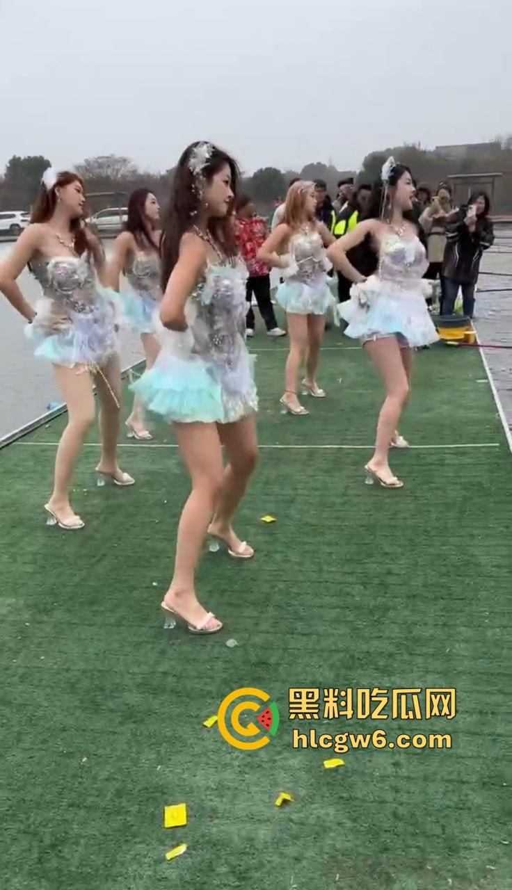 钓场内卷新高度 寒冬钓鱼佬穿羽绒服忍冻守鱼 光腿妹子在池边短裙跳舞性感加持，鱼没上钩人先成翘嘴！-4