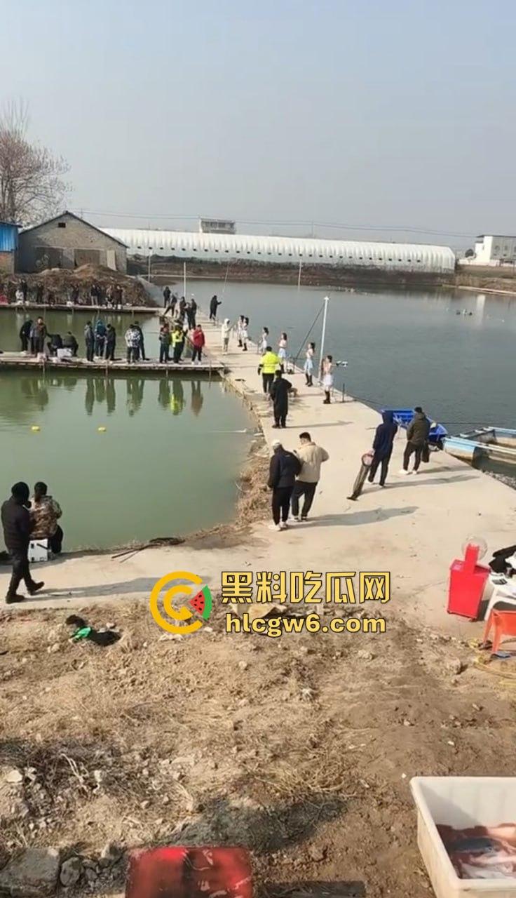 钓场内卷新高度 寒冬钓鱼佬穿羽绒服忍冻守鱼 光腿妹子在池边短裙跳舞性感加持，鱼没上钩人先成翘嘴！-10