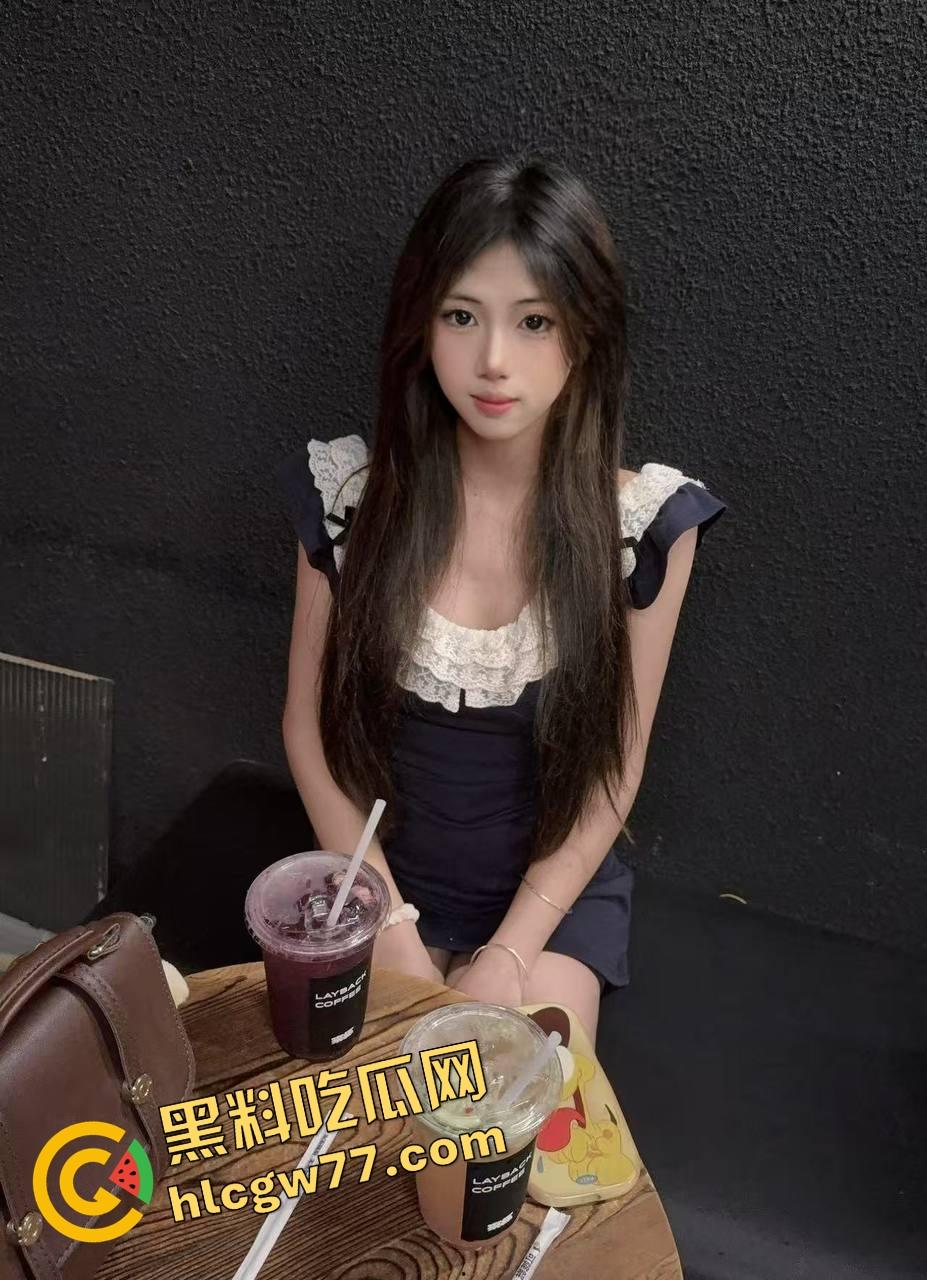 女友看起来是个文静学霸，舔狗给她点赞写早安，她在酒店被操翻还笑着说再来一发！-9