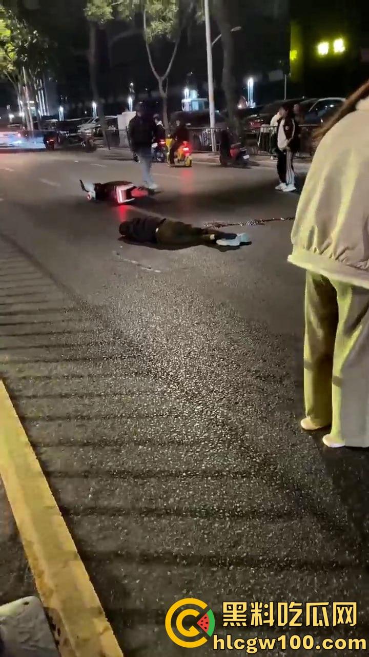 痛心！汕头长江路突发悲剧，电动车男子与汽车相撞瞬间丧命，汽车冲毁护栏-4