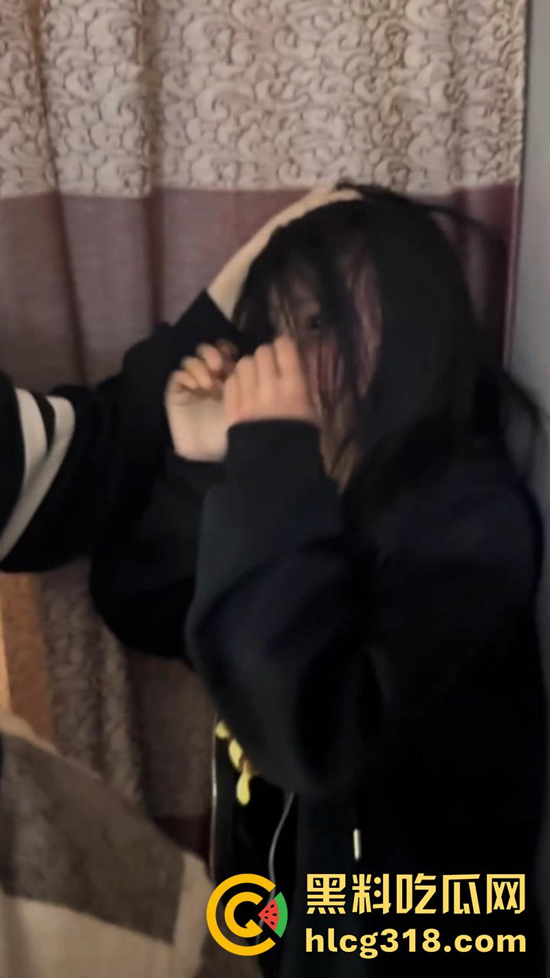 女人生来就会为难女人！天津学生妹被骗至出租屋，被一群精神小妹围殴爆揍，竟是因为抢男友？-4