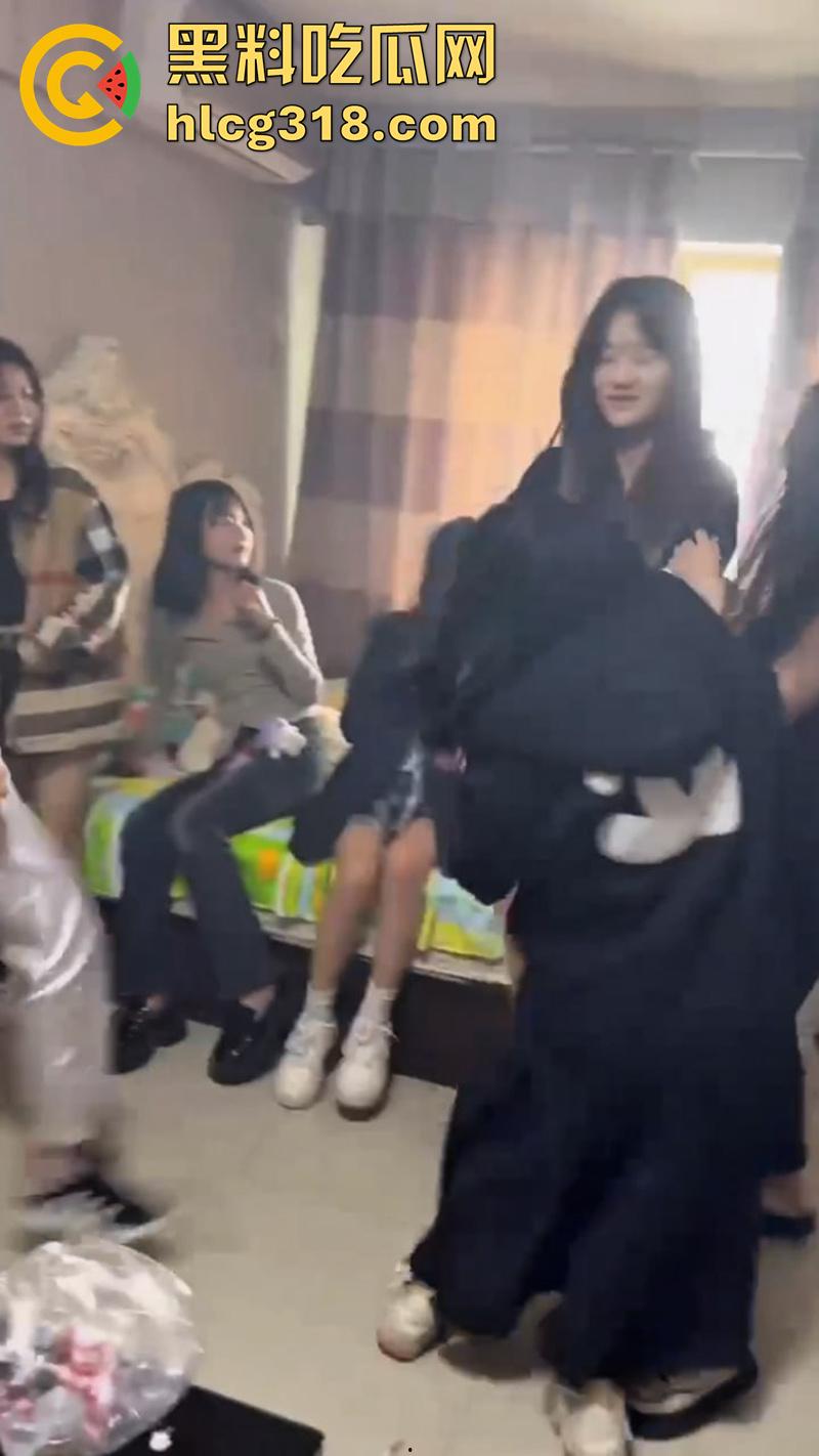 女人生来就会为难女人！天津学生妹被骗至出租屋，被一群精神小妹围殴爆揍，竟是因为抢男友？-5