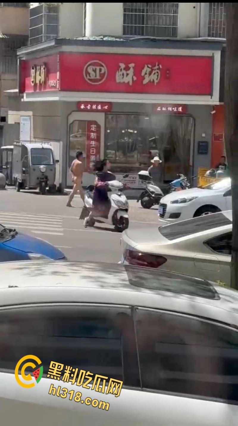 这年头真啥人都有，江西鹰潭惊现裸奔男，光腚推大妈摩托，吓得阿姨尖叫逃窜，还全裸探店吓傻街边店铺！-1