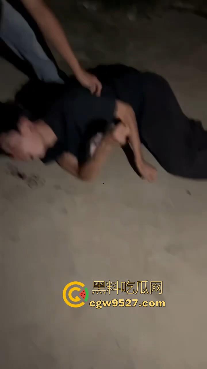 广西精神小伙1v1格斗单挑，互相推搡你一拳我一拳，最终酿成大祸，黑衣小伙倒地吐血抽搐，可把他们吓坏了！-1