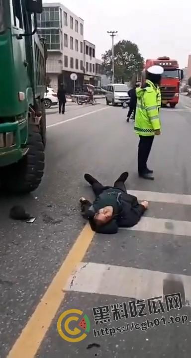 交警暴力执法致人死亡 被愤怒的群众围堵在车内 满脸是血 现场直达-2