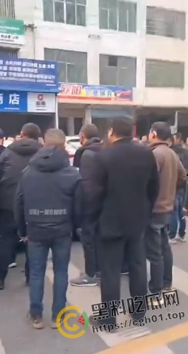 交警暴力执法致人死亡 被愤怒的群众围堵在车内 满脸是血 现场直达-5