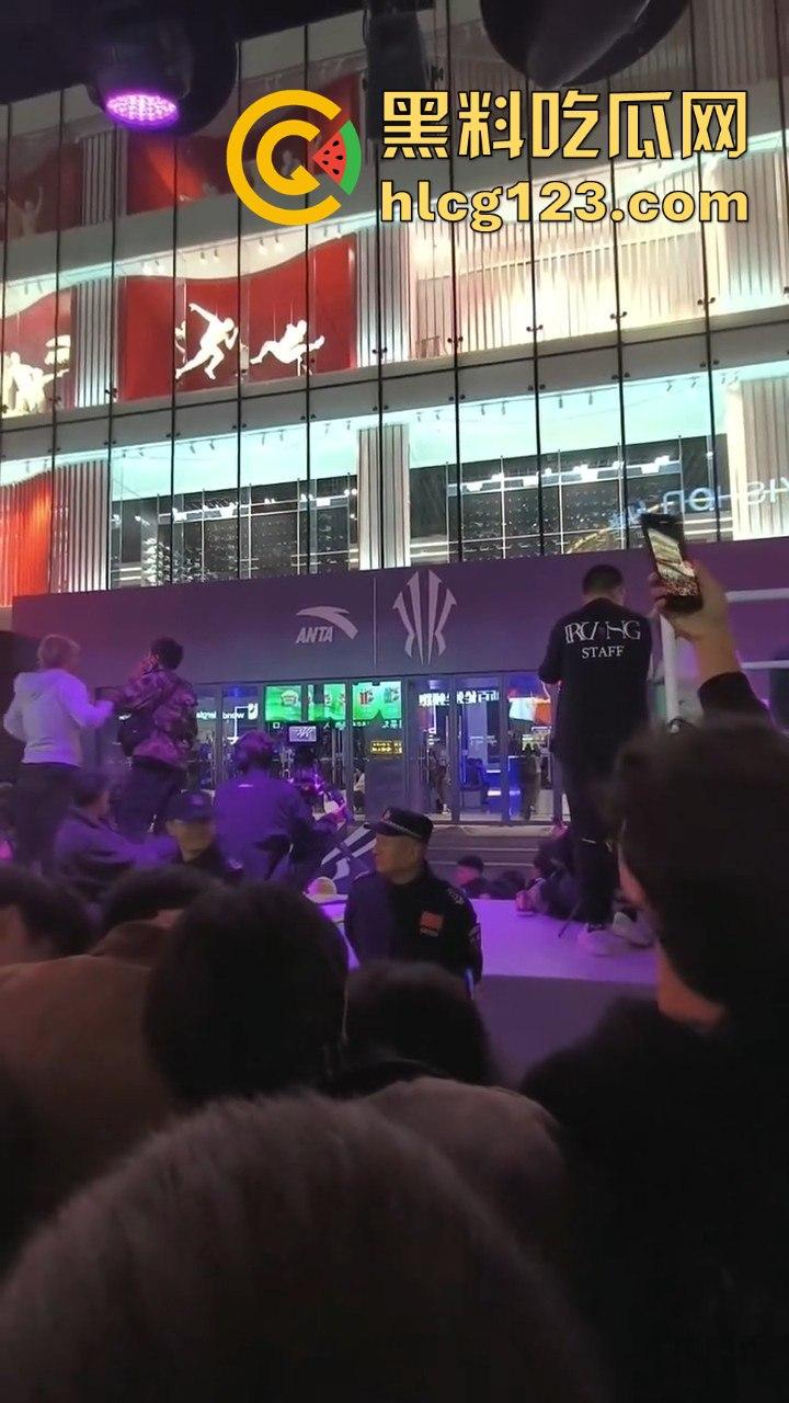 沈阳中街安踏门店出大事？一群男的当街怒骂安踏傻逼，场面一度失控！-1