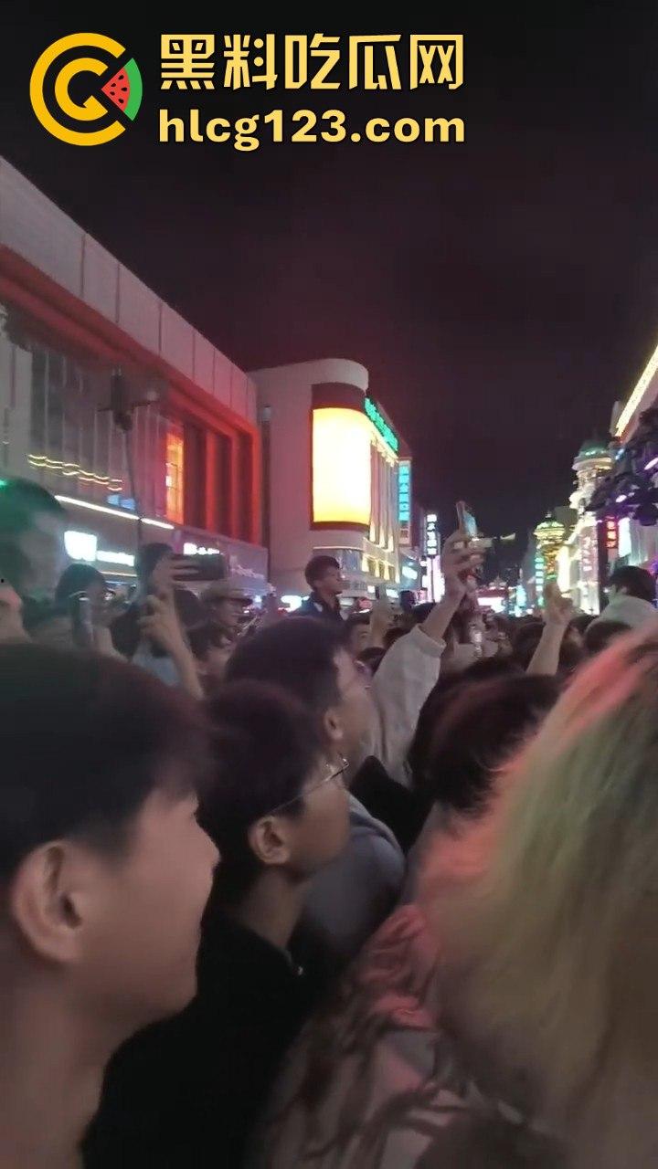沈阳中街安踏门店出大事？一群男的当街怒骂安踏傻逼，场面一度失控！-7