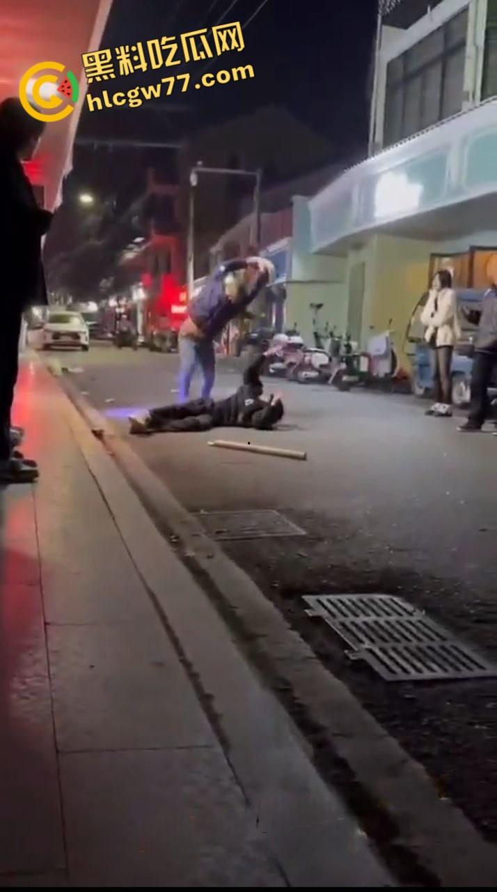 生怕他不死 下这么重的手！浙江省温州市文成县一青年用陶瓷花盆桌子等猛砸另一名青年头部 意图杀人-3