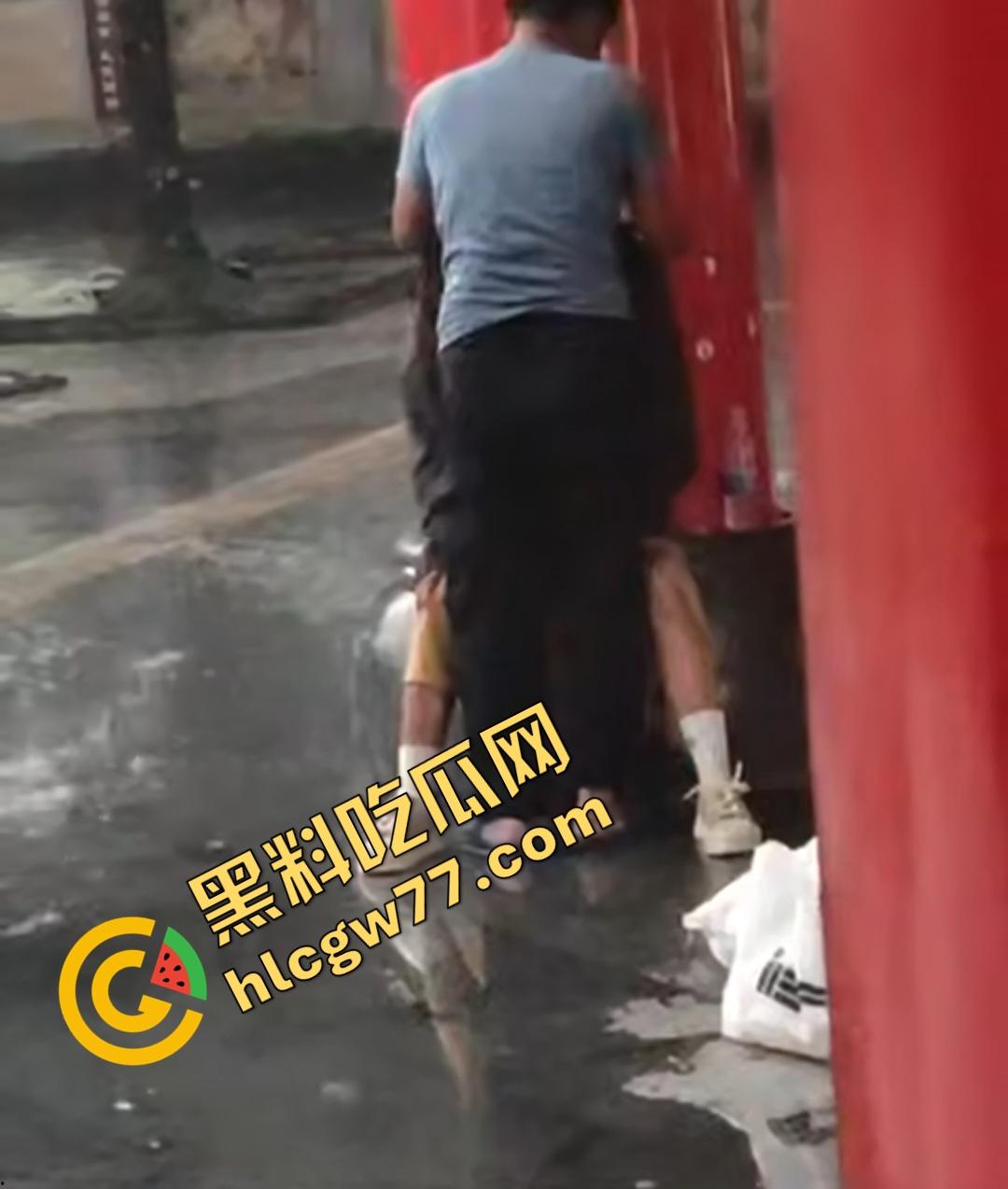 海南五指山三月三广场男女当众淫乱！男子掀裙狂舔嫩穴，一旁大爷得不到就报警抓色！-1