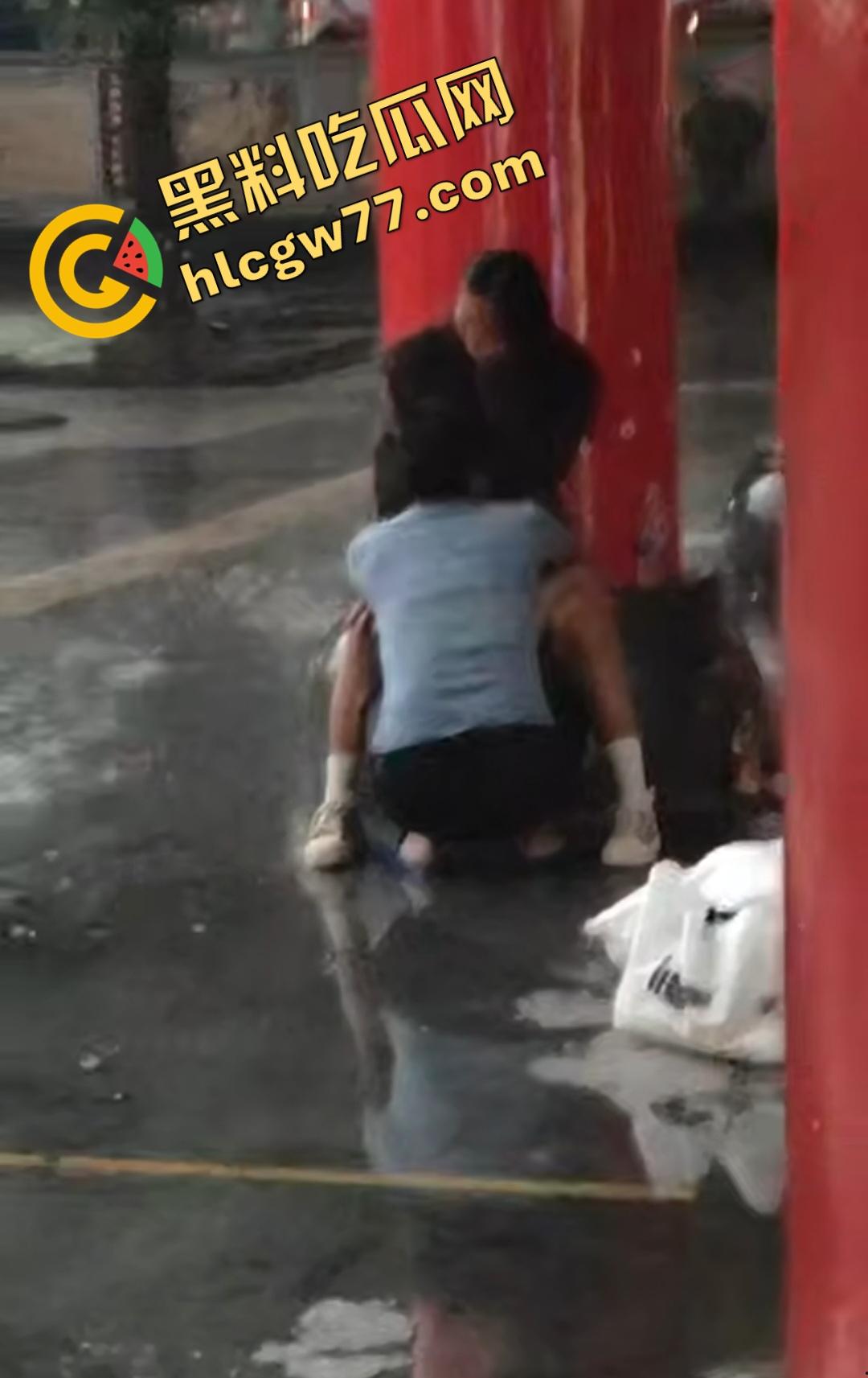 海南五指山三月三广场男女当众淫乱！男子掀裙狂舔嫩穴，一旁大爷得不到就报警抓色！-3