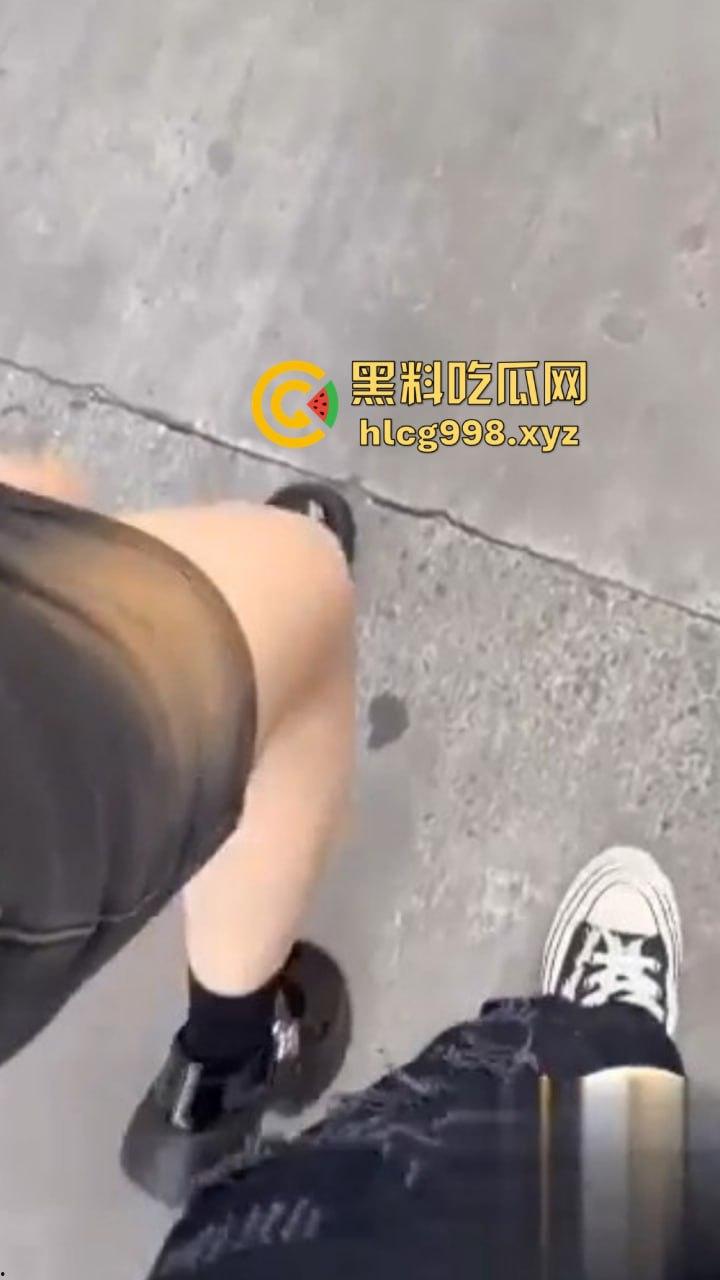 瓜友酒店开房爆操毕业妹子，小穴疼得她求饶！但居然操完跟闺蜜逛街去了，对话简直笑翻！-1