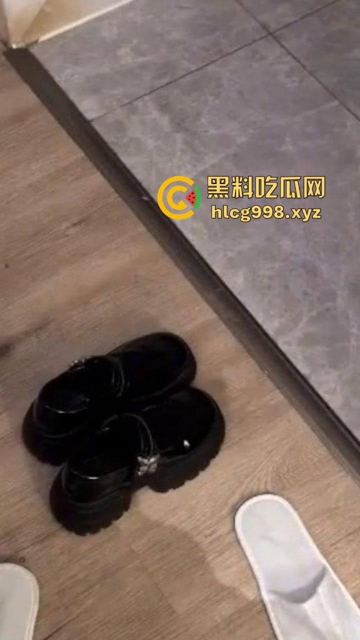 瓜友酒店开房爆操毕业妹子，小穴疼得她求饶！但居然操完跟闺蜜逛街去了，对话简直笑翻！-4