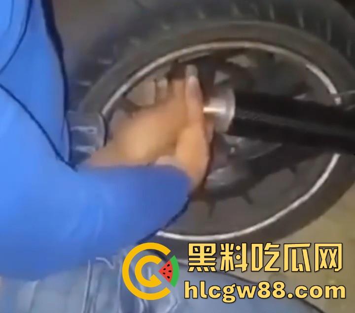 吃饱没事干 国外一男子用超长包皮包裹摩托排气管 挂空挡轰油门吹包皮 龟头都研制入味了吧！-3