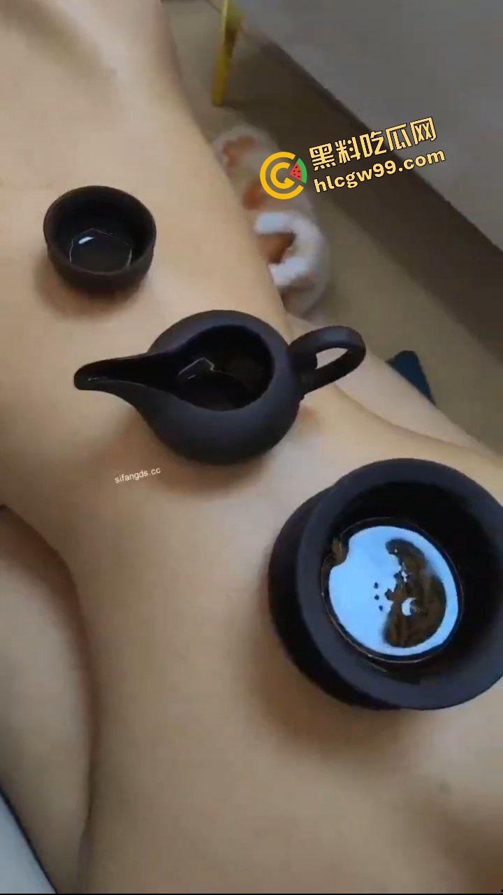 重金包养长沙清纯小蛮腰【许艺】调教成金爸专属小母狗，跪在地上全裸伺候沏茶品茗打游戏！遭曝光独家流出！-7