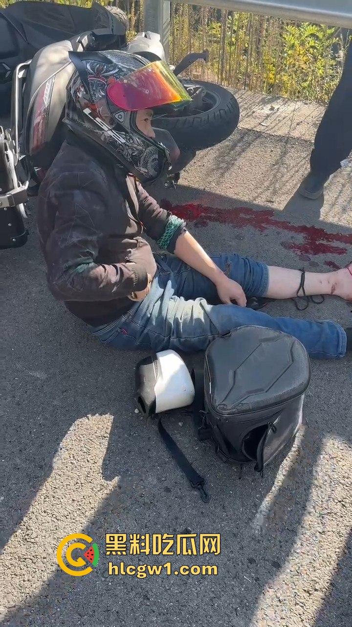 辽宁小车司机路怒找茬摩托骑手！以为没行车记录仪，直接上去撞，结果笑死了！-7