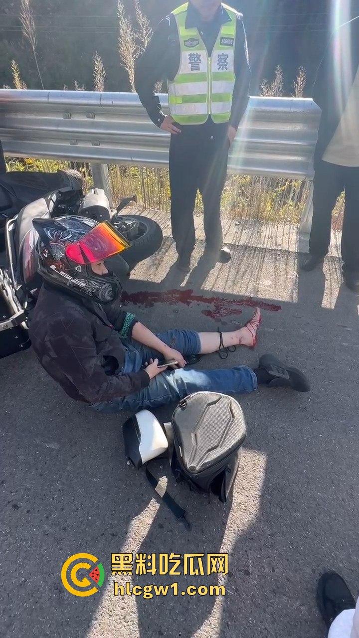 辽宁小车司机路怒找茬摩托骑手！以为没行车记录仪，直接上去撞，结果笑死了！-10