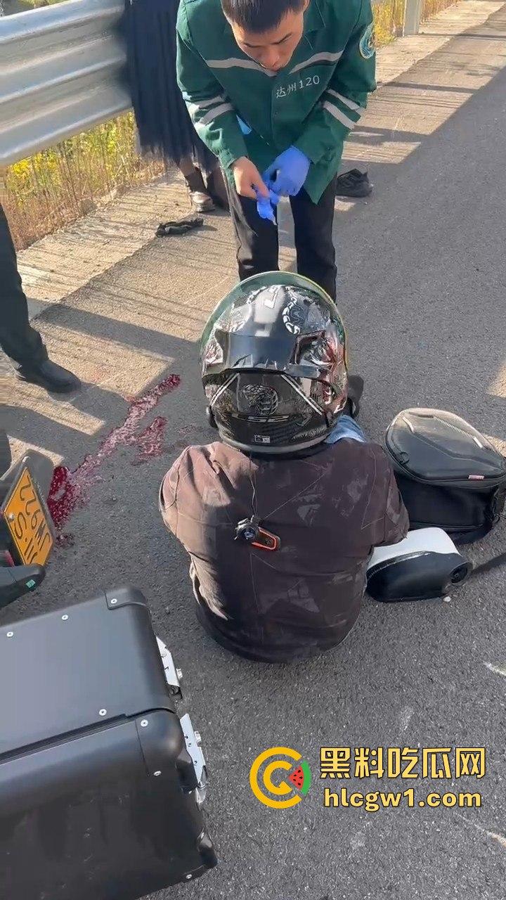 辽宁小车司机路怒找茬摩托骑手！以为没行车记录仪，直接上去撞，结果笑死了！-11