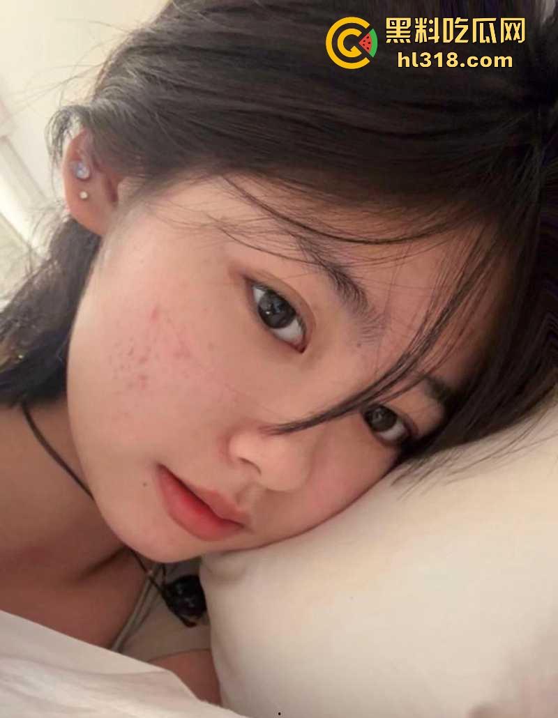 哈尔滨大学清纯女大【黄菲菲】调教视频流出，反差母狗趁室友熟睡拍露穴淫片，白色网袜为金主足交骚气满屏！-8