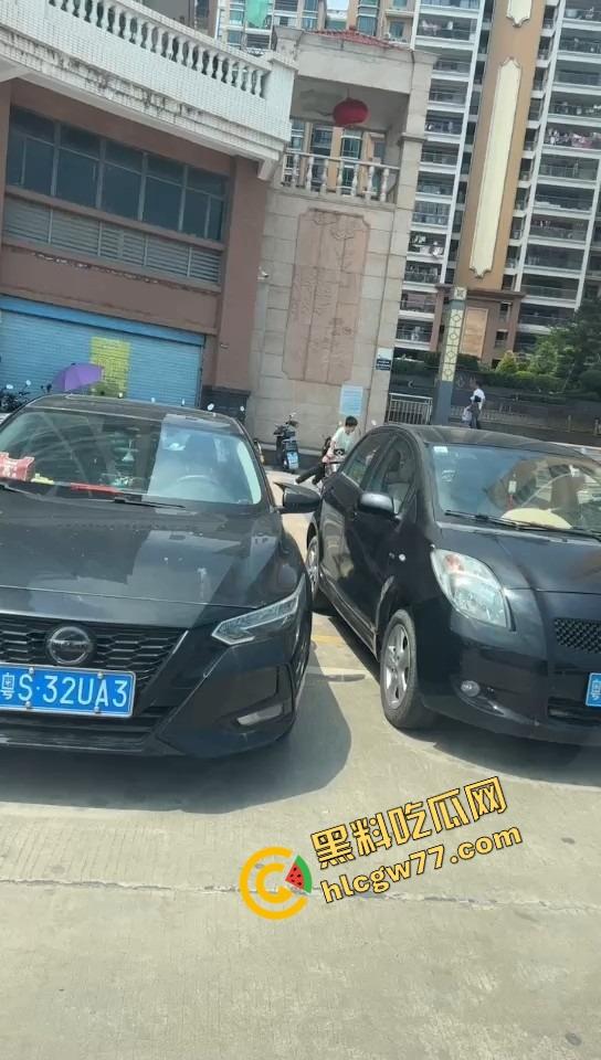 山东奇葩小伙现场癫疯 女车主前脚刚走 他直接脱裤骑日电动车 压抑太久把出轨幻想发泄在雅迪身上！-2