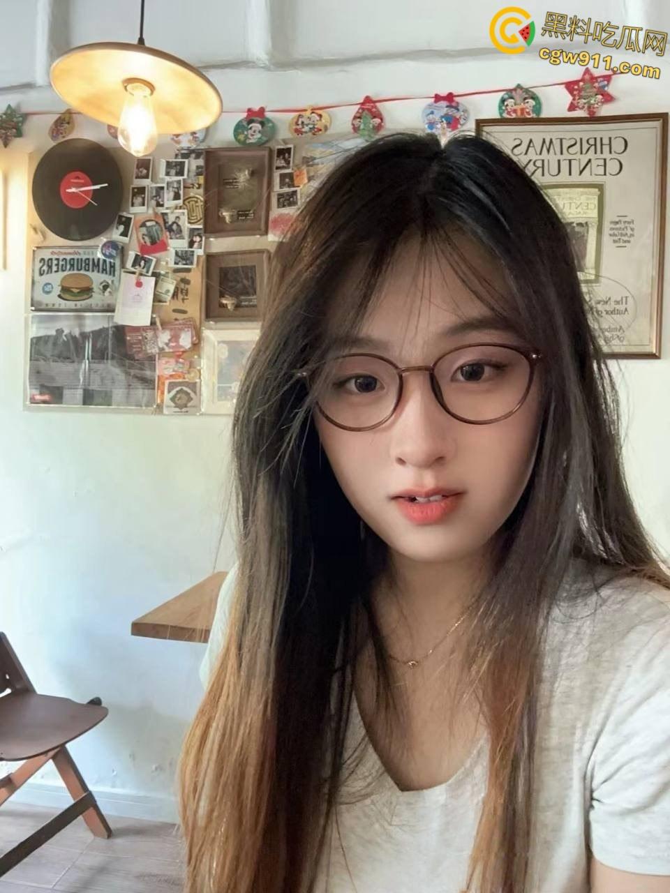 浙江中医药大学微胖眼镜妹【陈思思】，刚进酒店主动脱衣化身小母狗，酷爱口交沉迷榨精，眼神拉丝表情无比淫荡 ！-4