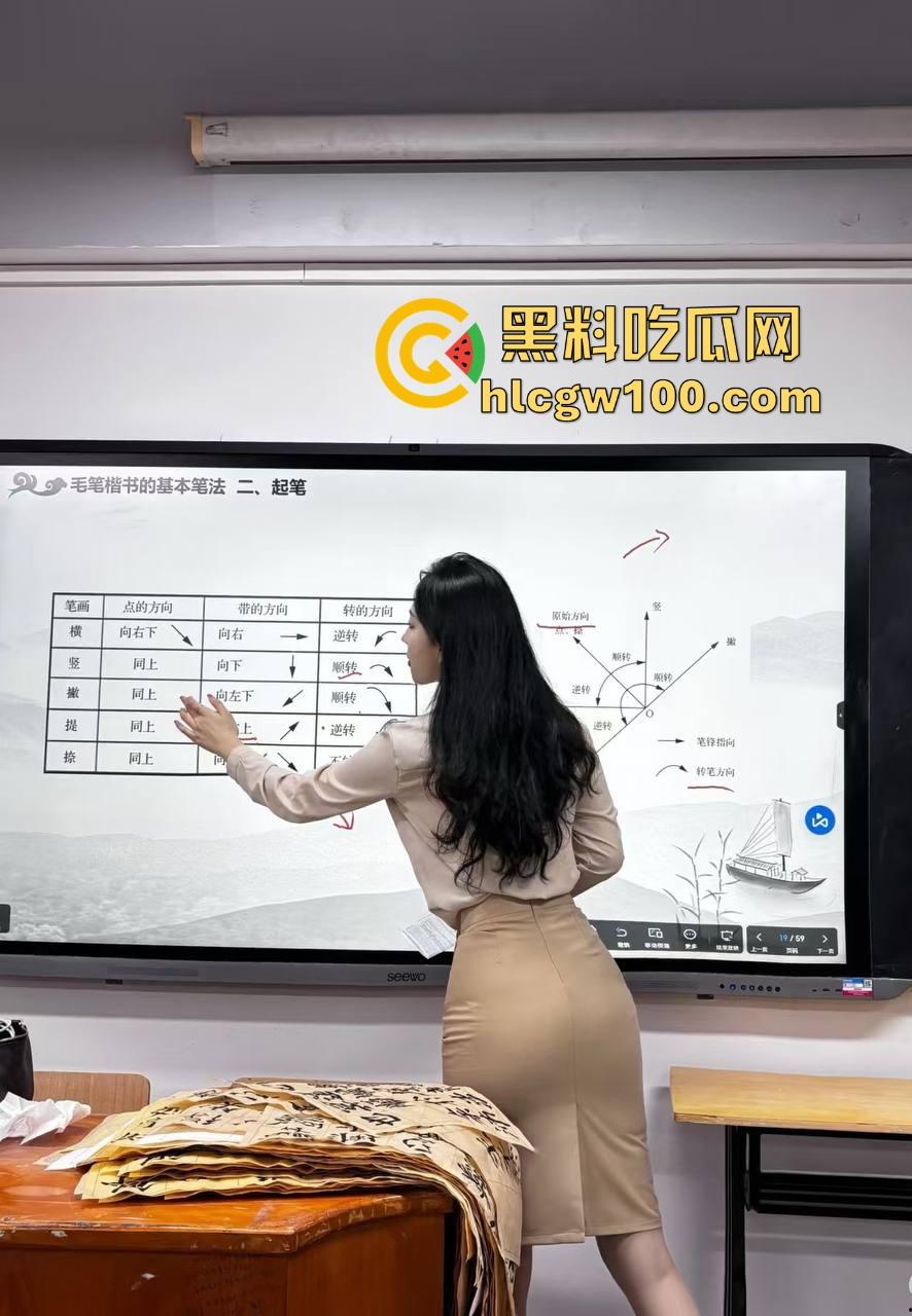 抖音骚鸡书法漏奶直播，真空上阵练毛笔，酥胸似露不露，这就是传说中的雅俗共赏新赛道？陶冶情操还是露奶吸睛？-1