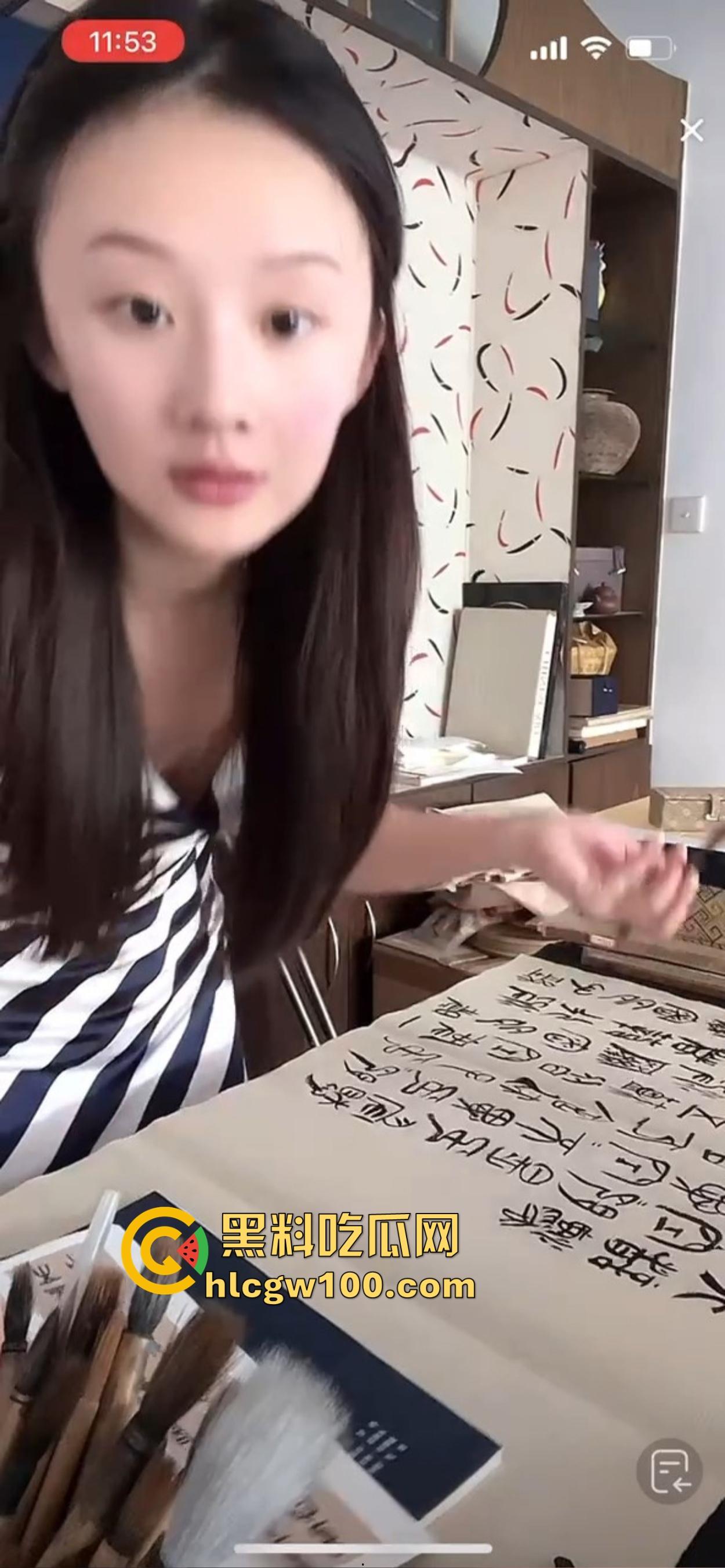 抖音骚鸡书法漏奶直播，真空上阵练毛笔，酥胸似露不露，这就是传说中的雅俗共赏新赛道？陶冶情操还是露奶吸睛？-12