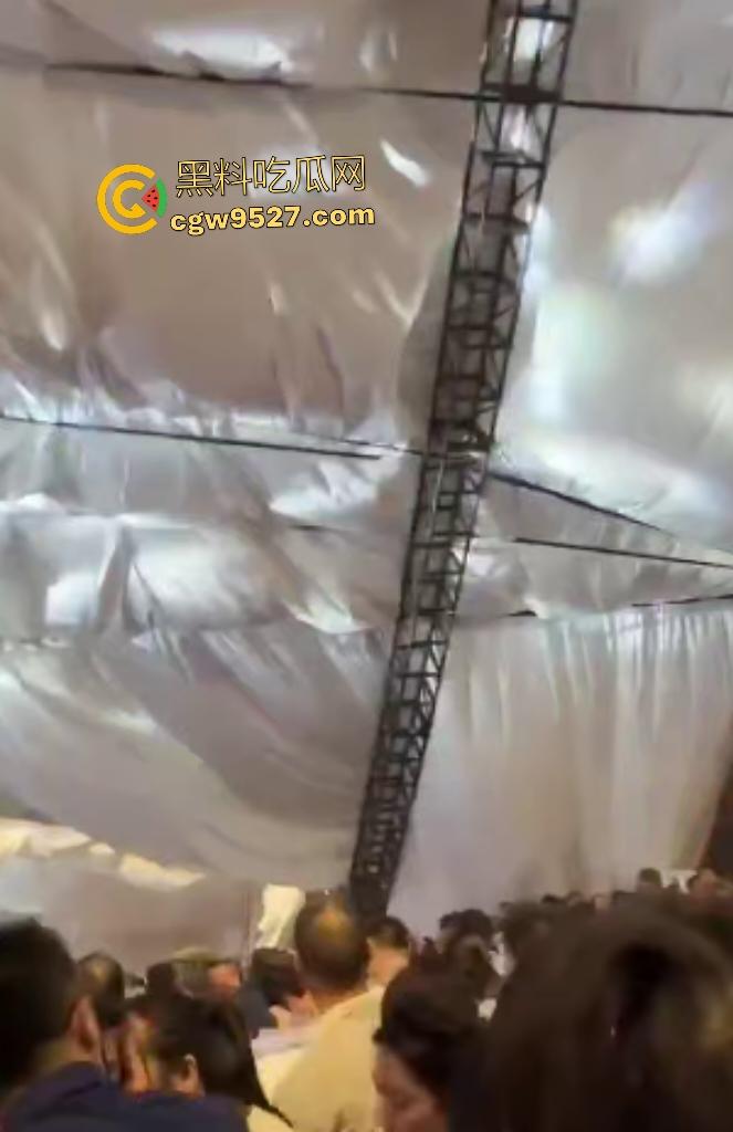四川绵竹【庄心妍】演唱会舞台坍塌惨剧！铁架子如死神降临砸死2人，场内人就像蚂蚁一样逃窜！-2