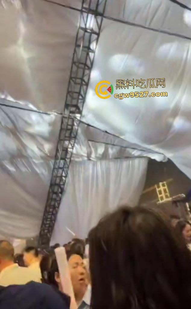 四川绵竹【庄心妍】演唱会舞台坍塌惨剧！铁架子如死神降临砸死2人，场内人就像蚂蚁一样逃窜！-3