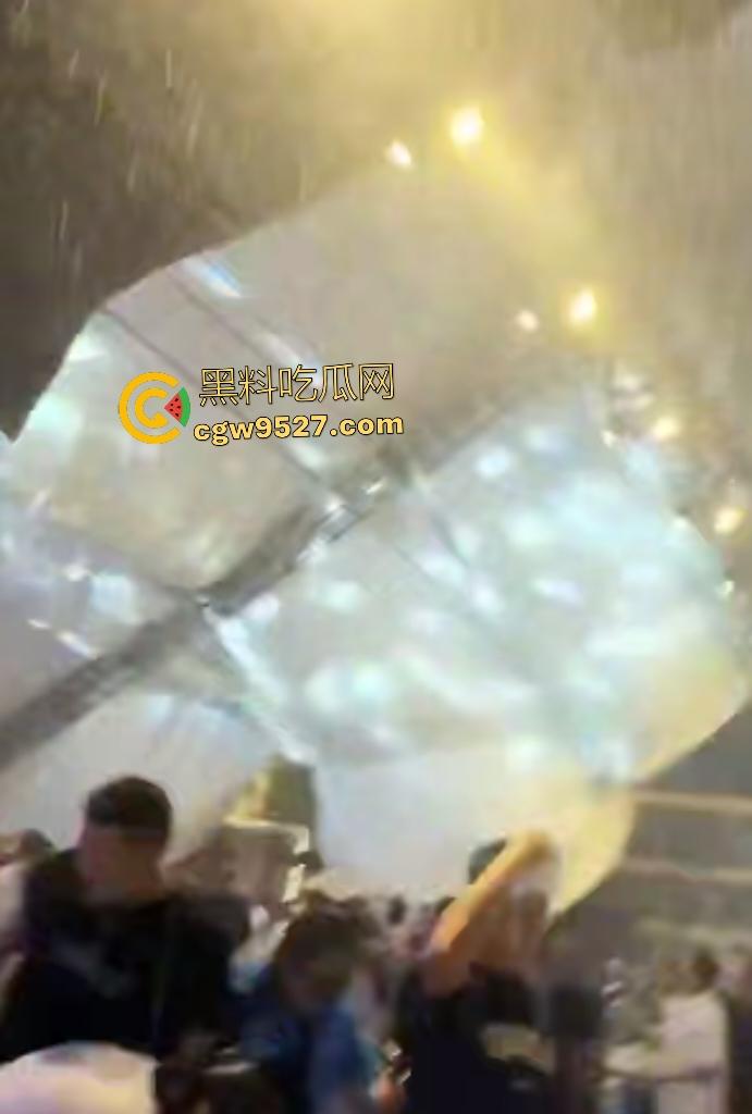 四川绵竹【庄心妍】演唱会舞台坍塌惨剧！铁架子如死神降临砸死2人，场内人就像蚂蚁一样逃窜！-5