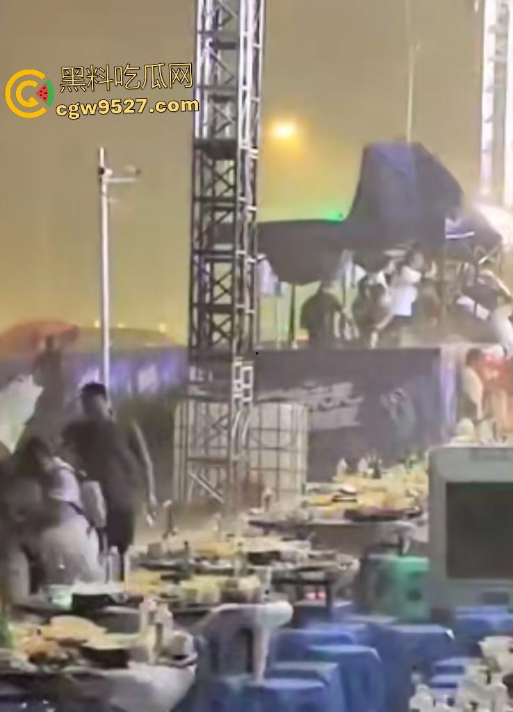 四川绵竹【庄心妍】演唱会舞台坍塌惨剧！铁架子如死神降临砸死2人，场内人就像蚂蚁一样逃窜！-7