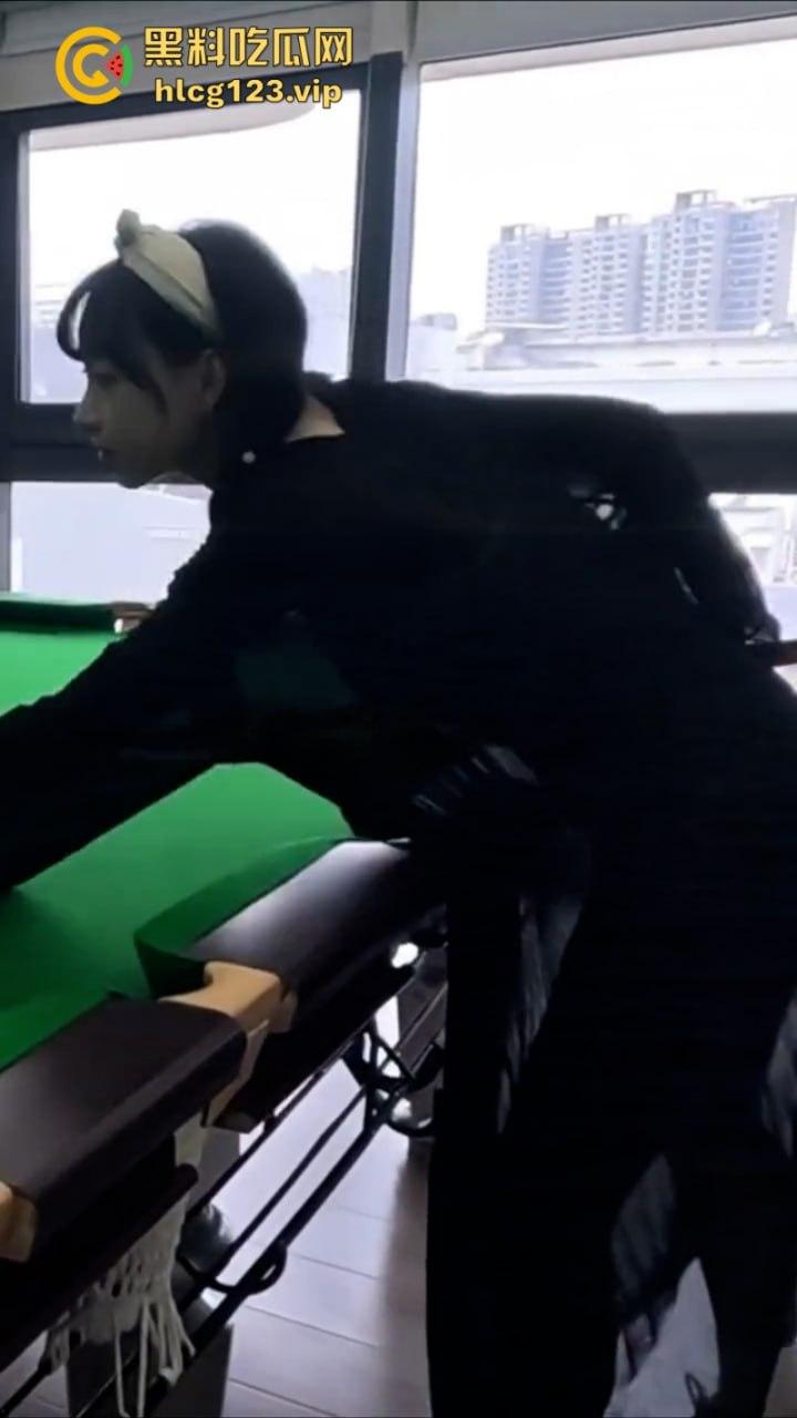 万物皆是媛！又来个台球媛 美女真空打台球打乒乓球挥洒香汗奶头凸凸-5