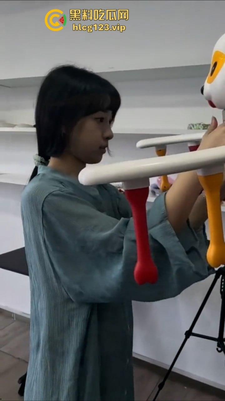 万物皆是媛！又来个台球媛 美女真空打台球打乒乓球挥洒香汗奶头凸凸-7