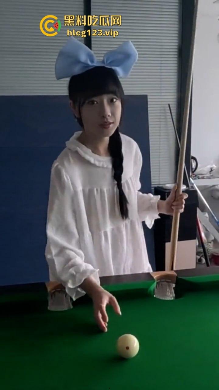 万物皆是媛！又来个台球媛 美女真空打台球打乒乓球挥洒香汗奶头凸凸-16