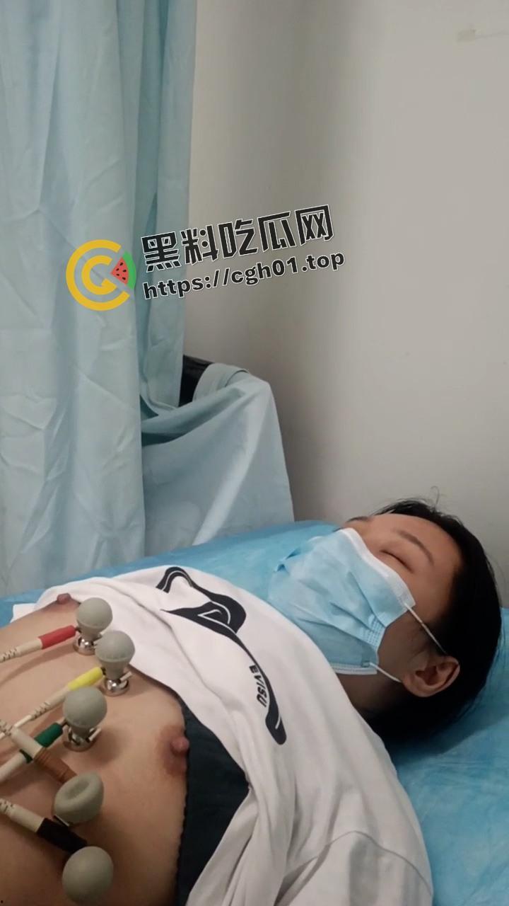三甲医院妇科医生流出！几十位风骚少妇的心电图检测现场 美乳一览无余 妇科医生这么爽嘛-10