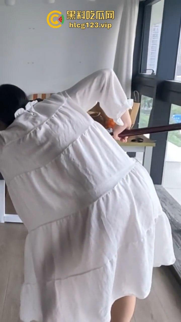 万物皆是媛！又来个台球媛 美女真空打台球打乒乓球挥洒香汗奶头凸凸-19