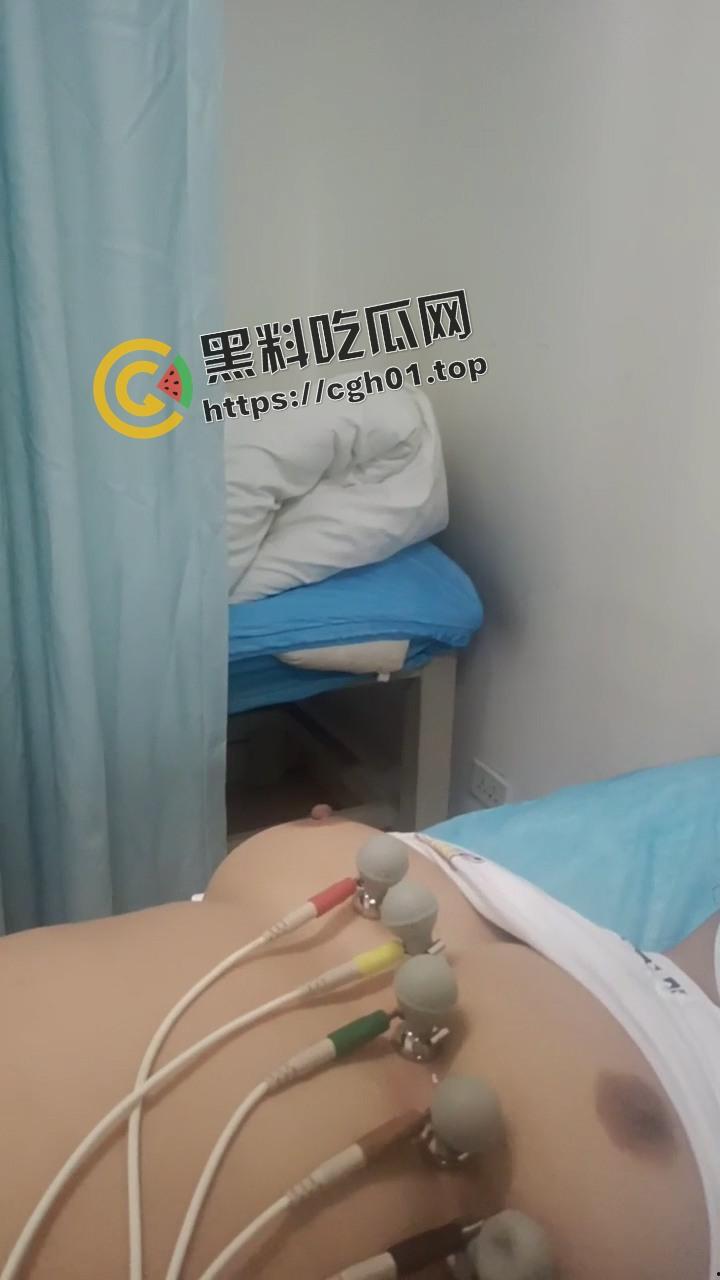 三甲医院妇科医生流出！几十位风骚少妇的心电图检测现场 美乳一览无余 妇科医生这么爽嘛-11