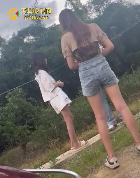 贵州精神小妹围殴15岁妹妹，拳打脚踢打到躺下下了还不停手，，女生打架也挺猛，画面极其暴力血腥！-1