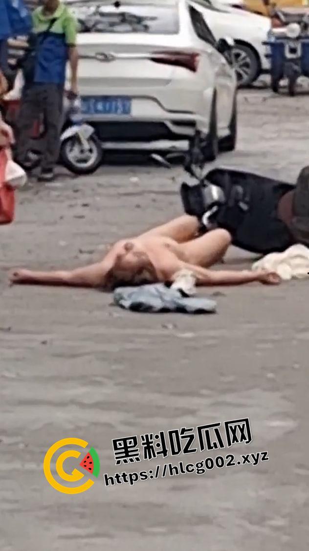 东莞中通快递1V3  被围殴到衣服全被脱光 躺在路中间装死 这不白白便宜路过的人了吗 现场视频流出-1