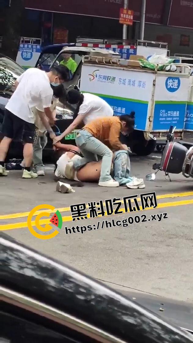 东莞中通快递1V3  被围殴到衣服全被脱光 躺在路中间装死 这不白白便宜路过的人了吗 现场视频流出-4
