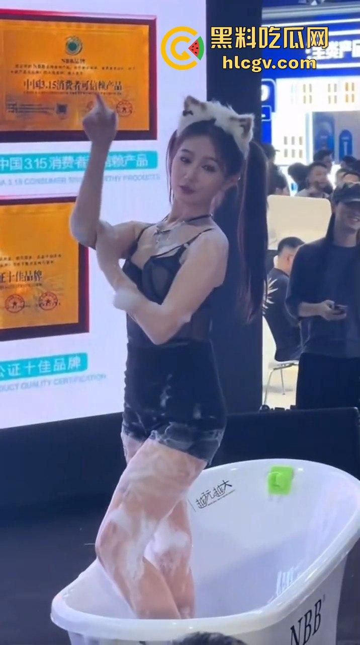 2024广州性文化博览会湿身诱惑全开！大胸妹湿身舔胸，玩具道具琳琅满目，尺度保守却撩人至极！-13