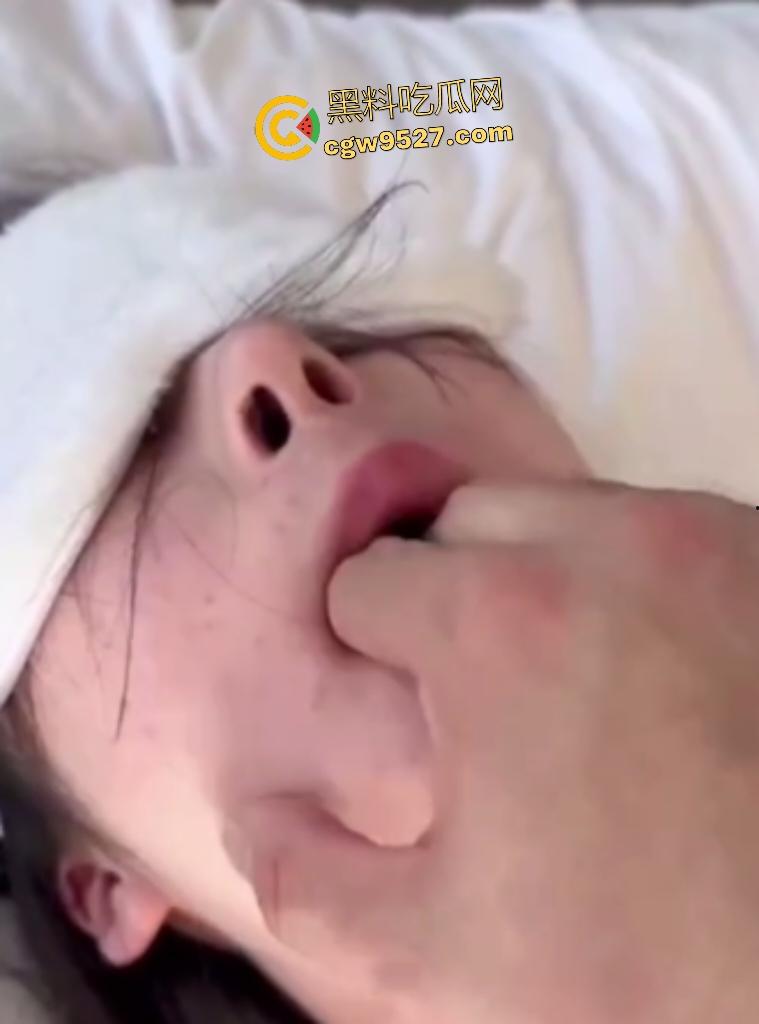 男子玩SM捆绑女友，扇巴掌卡脖子快窒息了，又从肛门里拔50cm软香肠，虽无屎迹，却散发淡淡臭味！-3